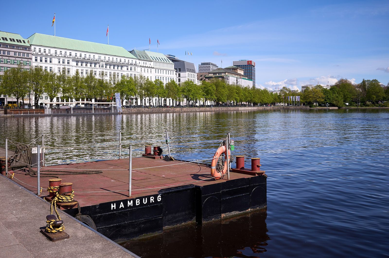 Blick über die Binnenalster in Hamburg im April 2024, mit den Alsterarkaden am Jungfernstieg