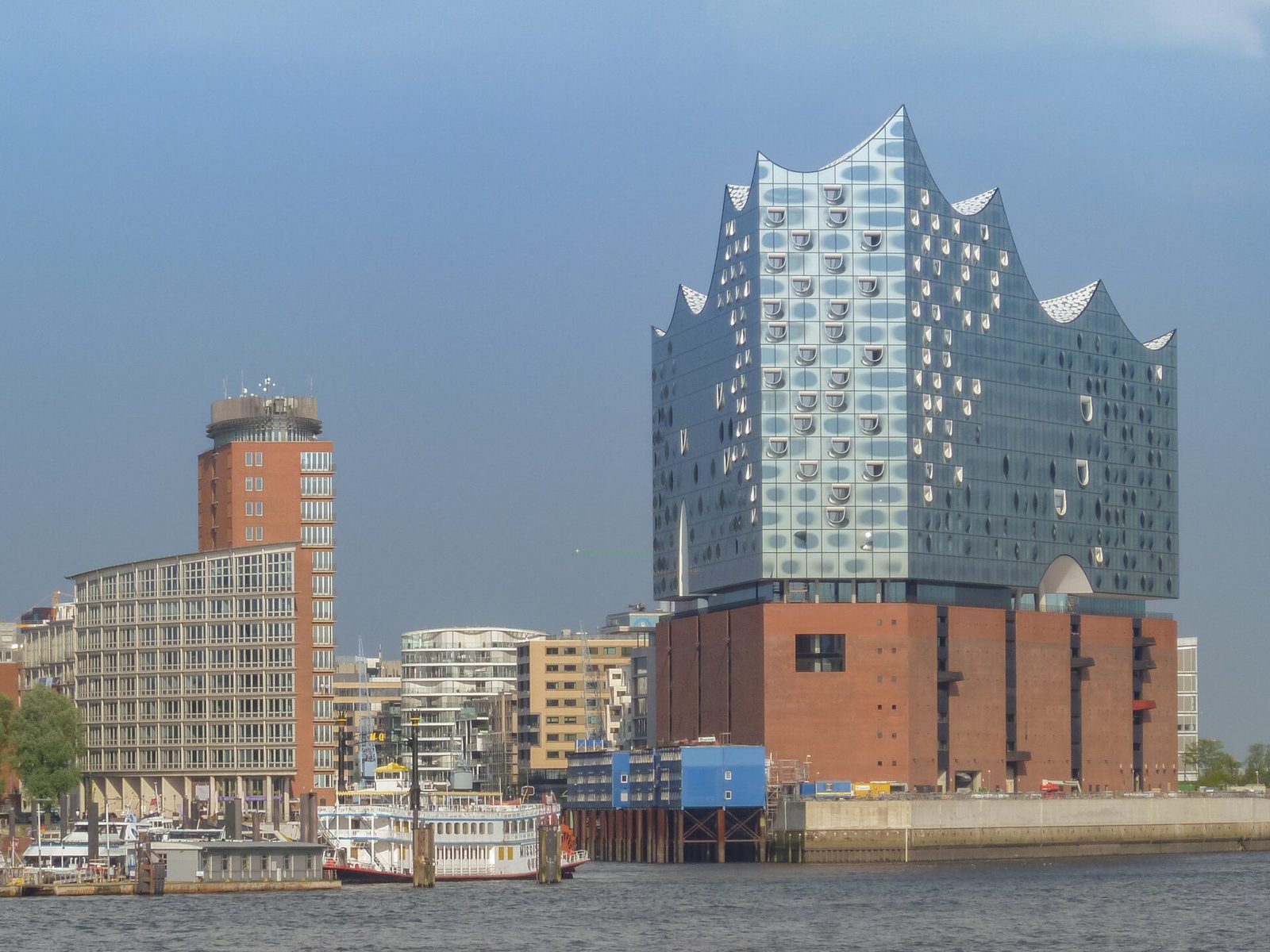 Elbphilharmonie in Hamburg am Wasser, modernes Wahrzeichen der HafenCity