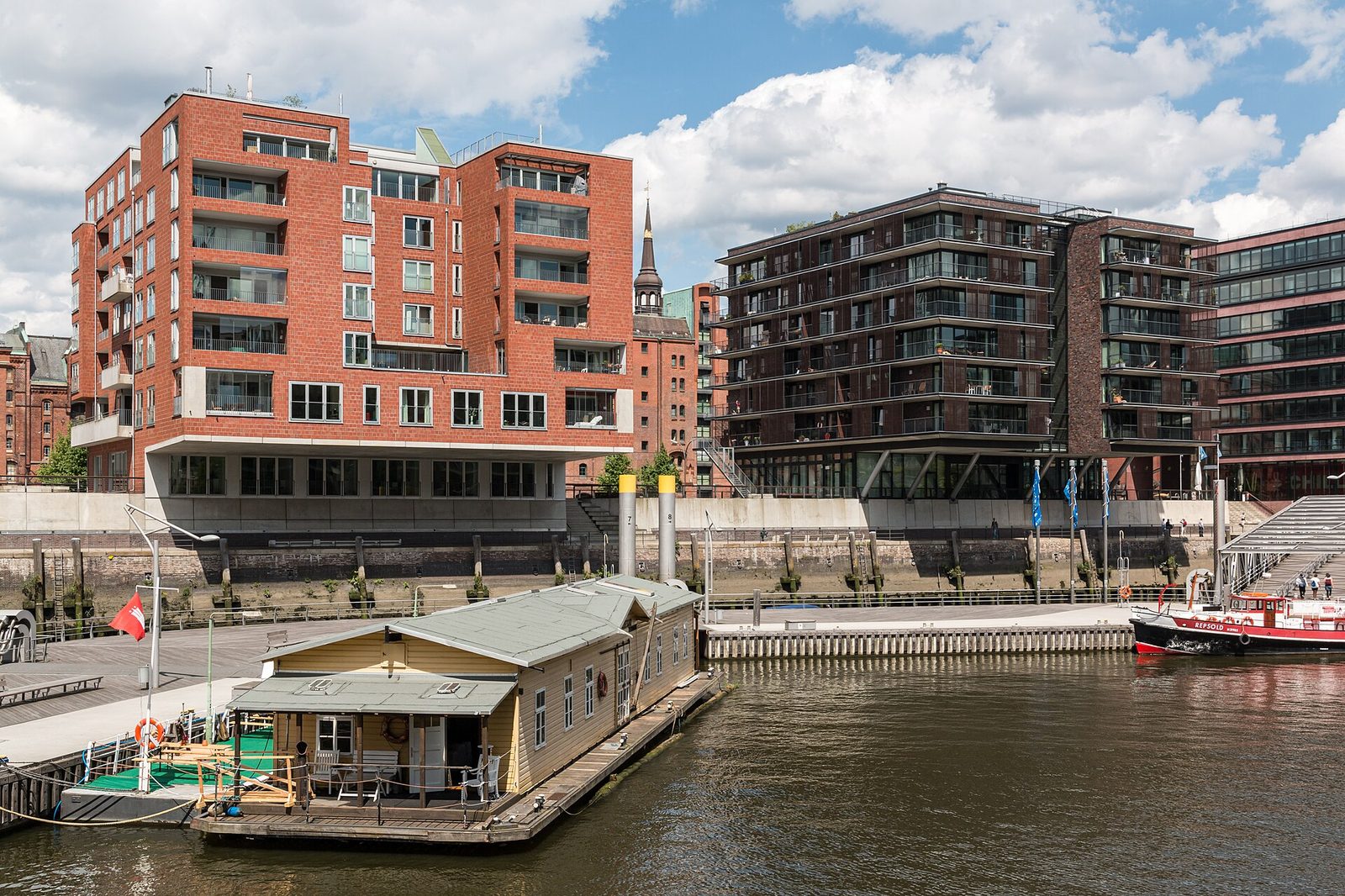 HafenCity Hamburg mit Sandtorhafen und traditionellen Schiffen, modernes Quartier am Wasser