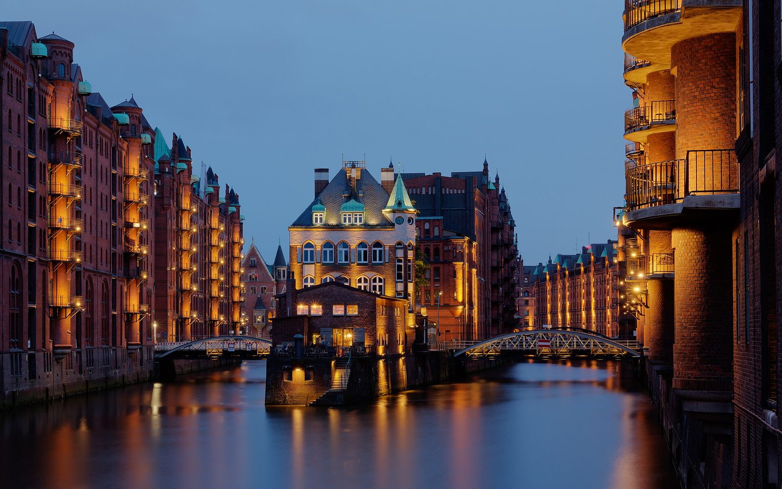 Wasserschloss in der Hamburger Speicherstadt, gesehen von der Poggenmühlenbrücke